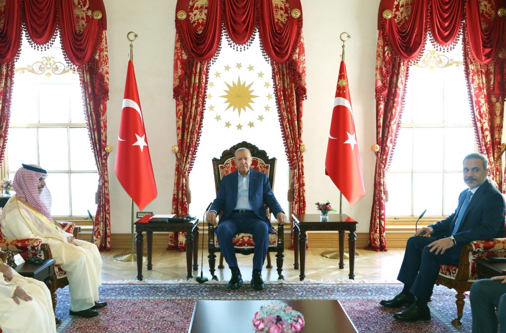 لقاء أردوغان ووزير الخارجية السعودي في حضور وزير الخارجية التركي هاكان فيدان- الأناضول
