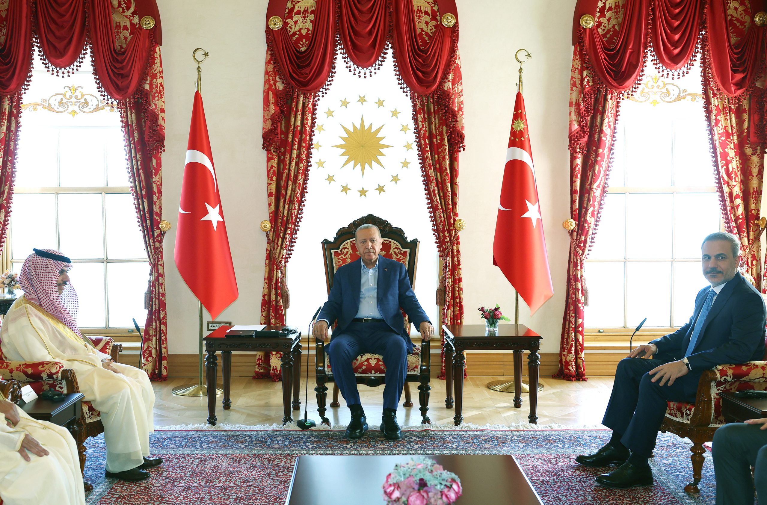 لقاء أردوغان ووزير الخارجية السعودي في حضور وزير الخارجية التركي هاكان فيدان- الأناضول