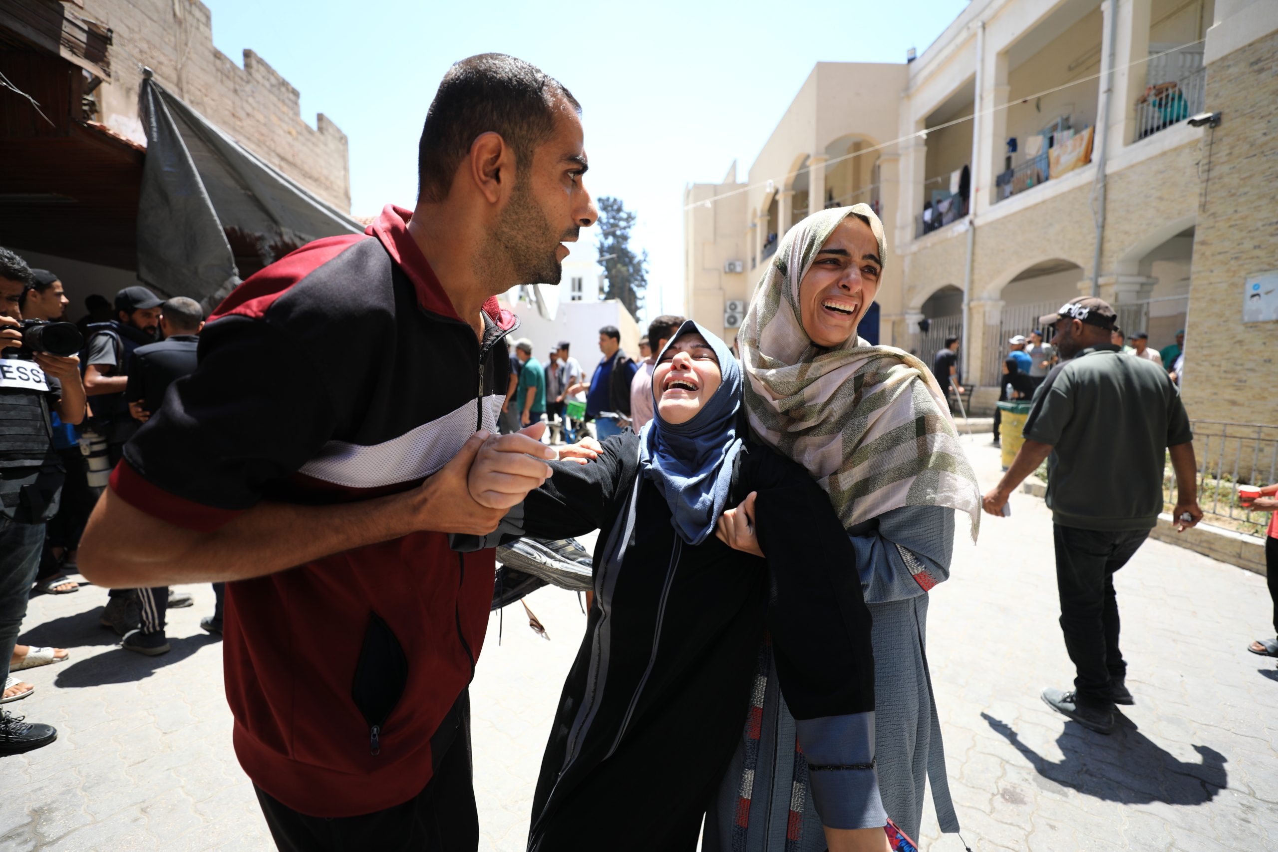 اليوم الـ285 للحرب على غزة.. تعطّل آبار المياه يفاقم المعاناة في شمال القطاع، وإغلاق معبر رفح يتسبب باستشهاد مصابين 