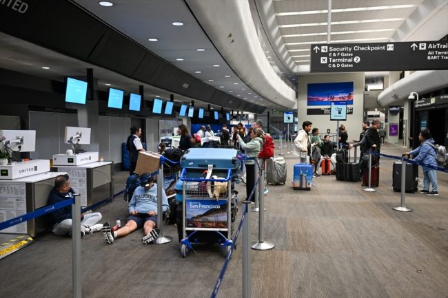 مطارات تلجأ للورقة والقلم في تنظيم الرحلات! الفوضى تعم العالم بسبب العطل التقني 