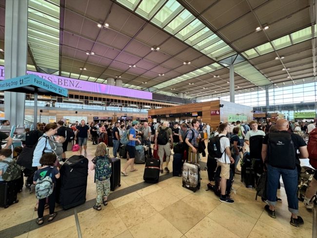 عطل تقني يشل عدداً من الدول..  أوقف حركة طائرات وأحدث اضطرابات في بنوك وهيئات صحية