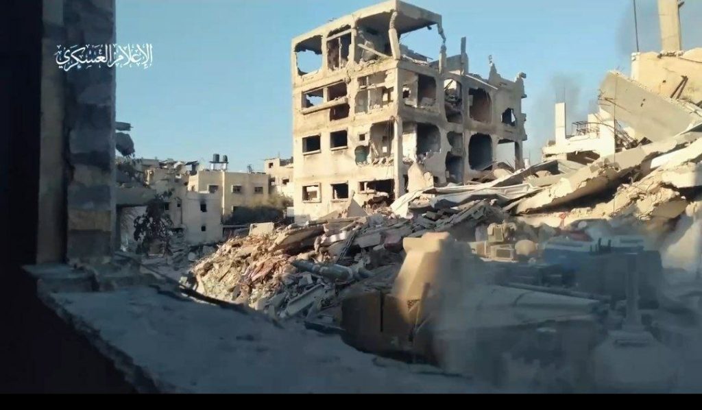 لقطات لمقاتل يتأرجح