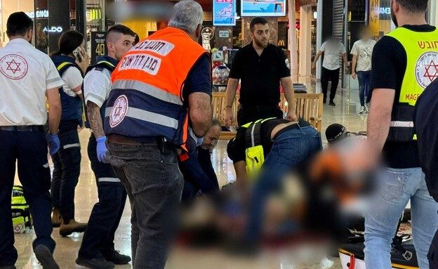 عملية طعن بمركز تجاري