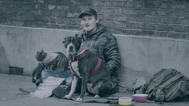 المشردون في لندن نصفهم بريطانيون.. لماذا يزداد عدد النائمين في شوارع العاصمة بلا مأوى؟