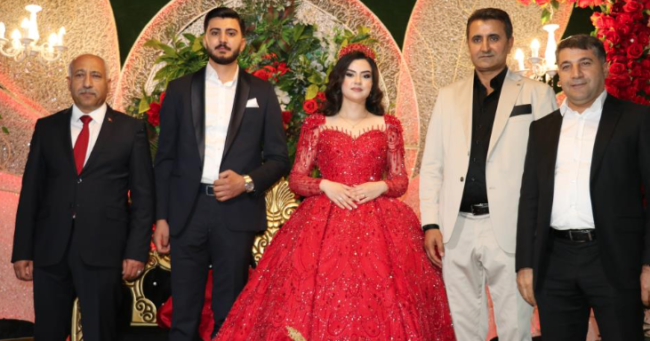 هدايا للعروس بلغت كيلوات من الذهب وملايين الليرات وأطنان من اللحوم.. حفل زفاف تركي يُشعل مواقع التواصل الاجتماعي