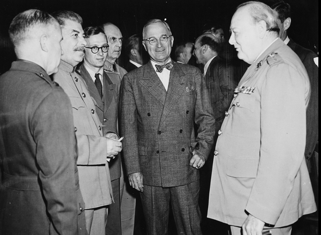 جوزيف ستالين، هارى س. ترومان أحد رؤساء أمريكا وونستون تشرشل في بوتسدام، يوليو 1945- صورة توثيقية من ويكيبيديا