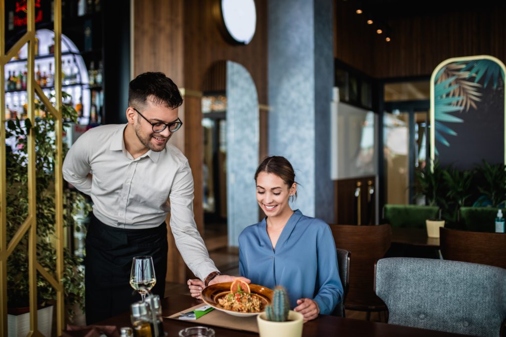 أوروبا تحتاج إلى نوادل المطاعم وعمال الضيافة