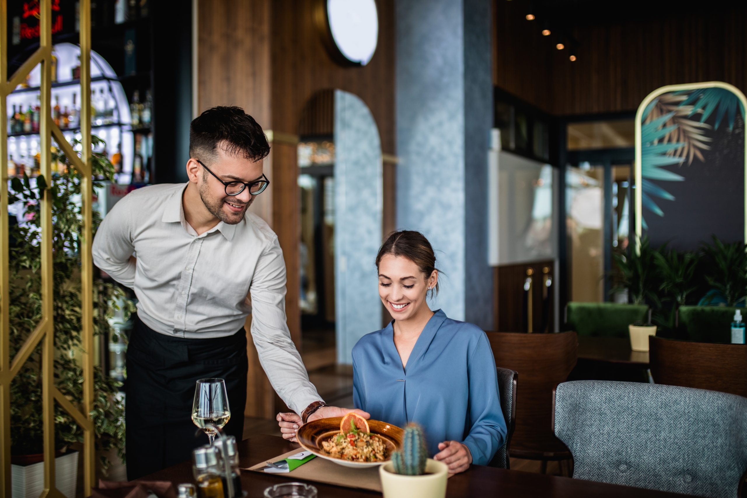 أوروبا تحتاج إلى نوادل المطاعم وعمال الضيافة