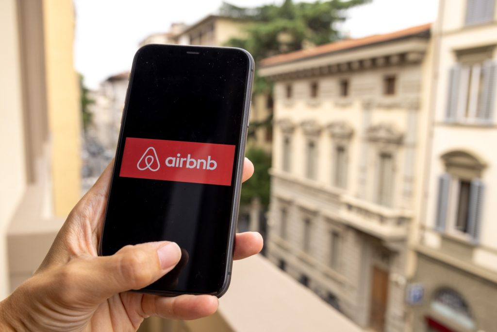 Airbnb يوقف حساب سيدة بريطانية رفضت تأجير منزلها لإسرائيلية