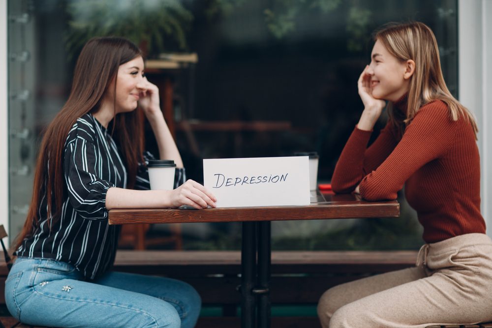 التعامل بشكل طبيعي أمام الناس رغم الاكتئاب| shutterstock
