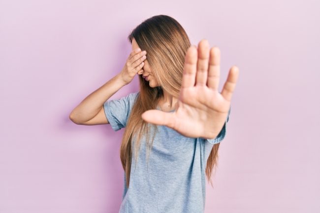 رهاب الجلوس أو كاثيسوفوبيا.. عندما تشعر بالقلق وتسارع دقات القلب في حال تواجدت في مكان به كراسي