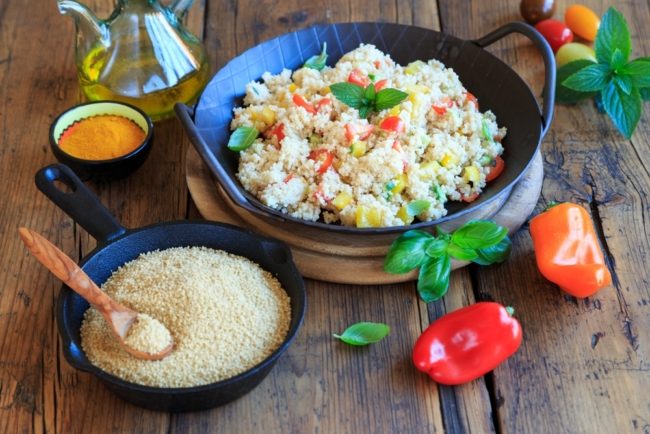 تبولة الكسكس أو سلطة الخضار والفواكه المجففة.. وصفات بالكسكس للصيف سهلة التحضير 