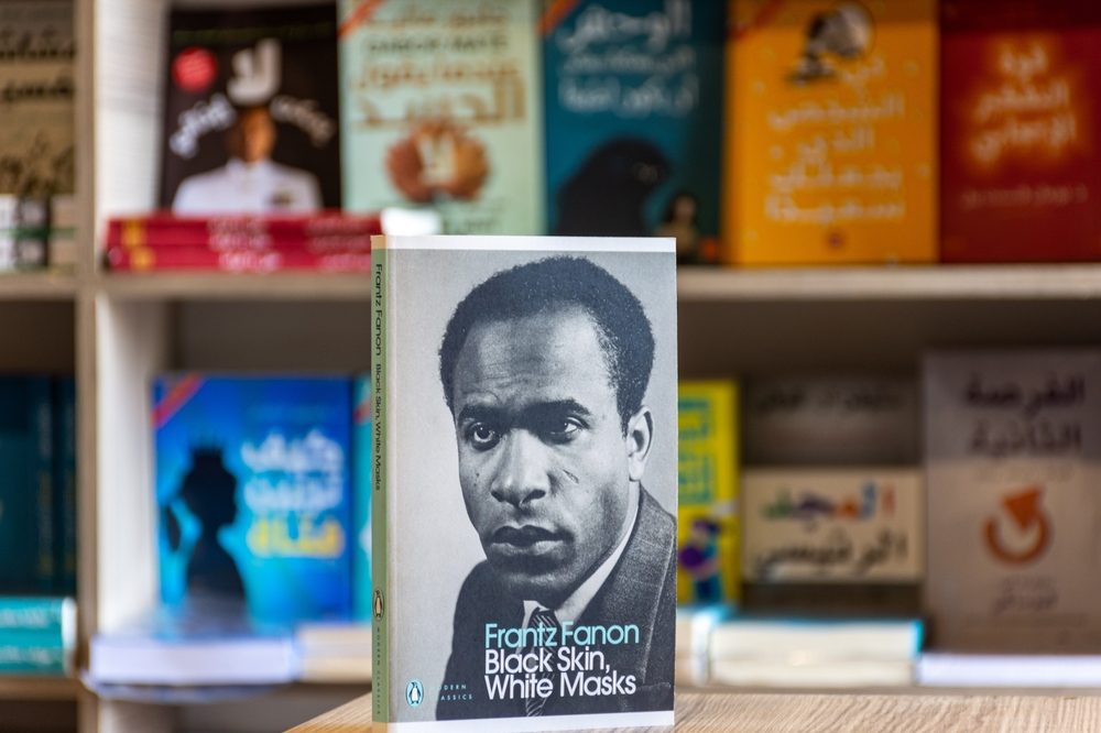 قراءة فرانز فانون.. هل يمكن لاستحضار الماضي أن يحررنا اليوم؟