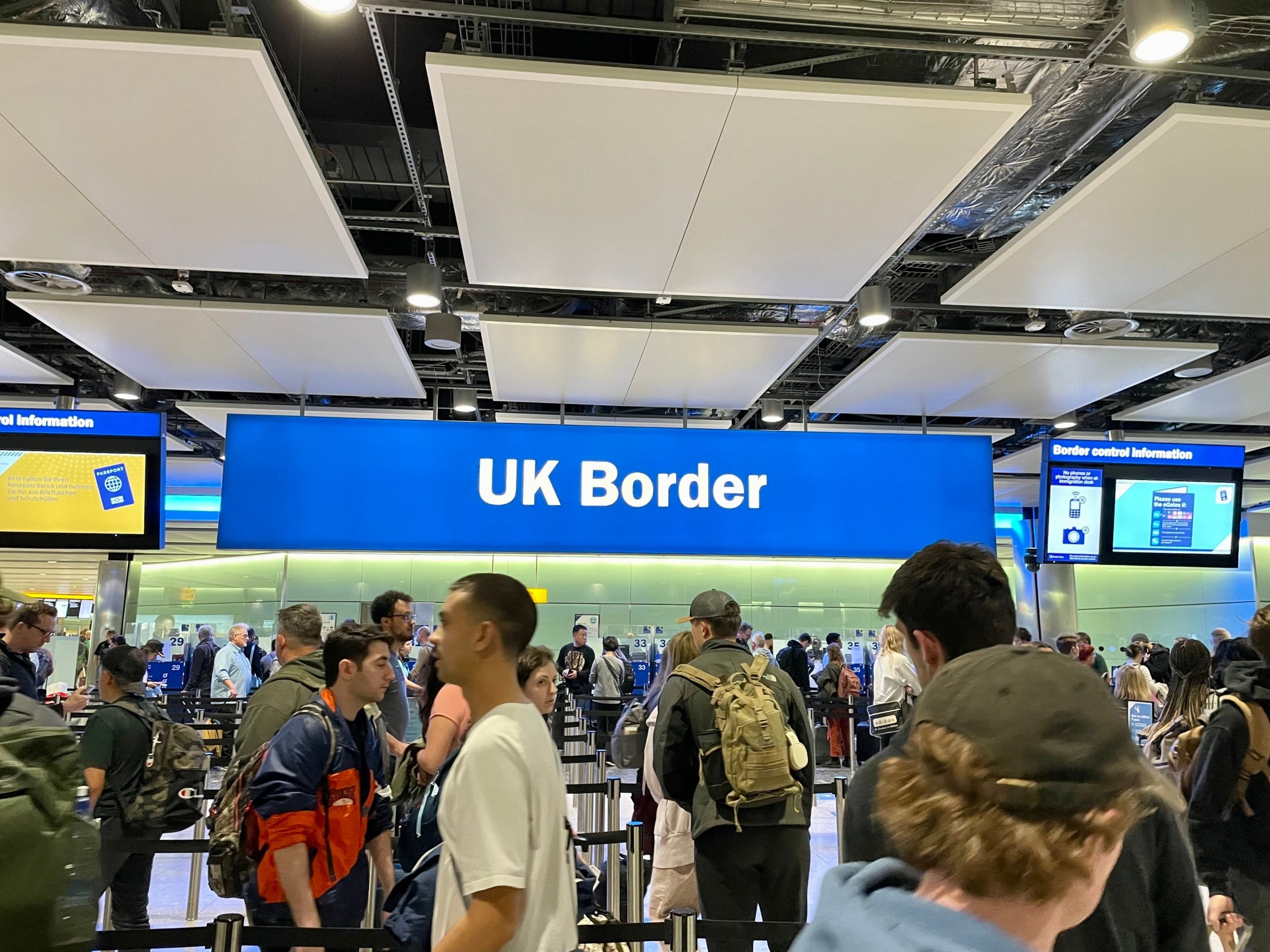 ارتداء موظفي أمن في مطار هيثرو البريطاني أعلام فلسطين يغضب اللوبي الإسرائيلي.. ما القصة؟