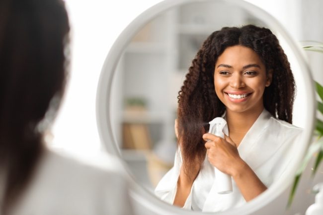 يحارب ظهور علامات الشيخوخة ويعالج فطريات فروة الرأس.. فوائد ومحاذير خل التوت للشعر والبشرة