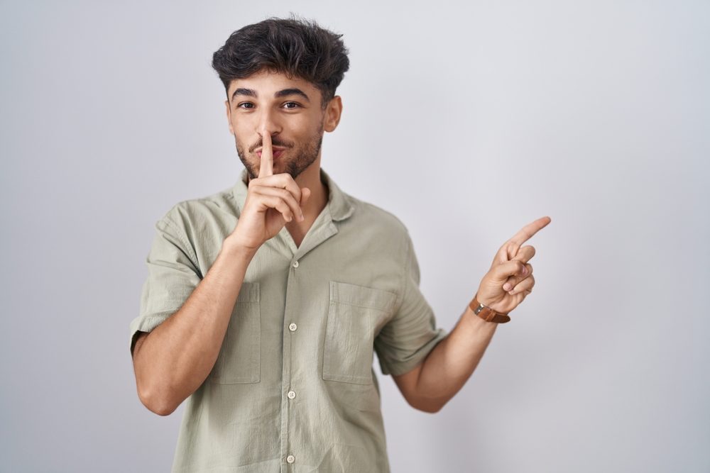 عدم القدرة على كتم الأسرار| shutterstock