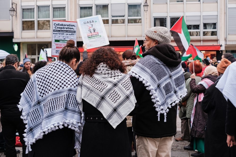 الكوفية الفلسطينية: كيف تحولت رمزاً للنضال العالمي ضد الاستعمار؟
