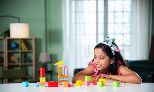 قد يكون الشللَ الدماغي من بين الأسباب.. ما هو تأخر المهارات الحركية عند الأطفال، ومتى يُنصحُ بالتدخل الطبي؟