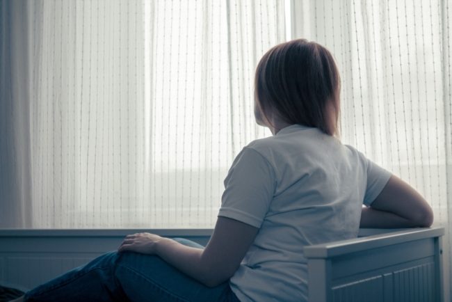 تتعامل بشكل طبيعي مع الآخرين لكنك تعاني من الحزن الشديد عندما تكون وحيدًا؟ احذر! فهذه هي أعراض الاكتئاب الخفي