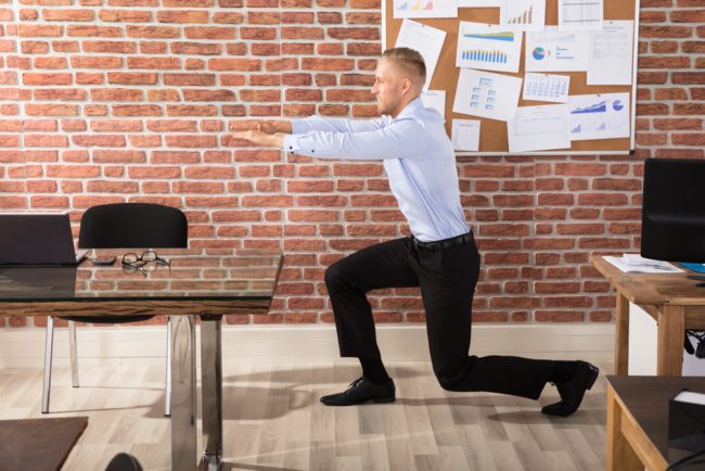 تعمل في وظيفة مكتبية وليس لديك وقت لممارسة الرياضة؟.. تمارين يمكنك القيام بها في مساحتك الضيّقة ودون الحاجة لمعدات خاصة