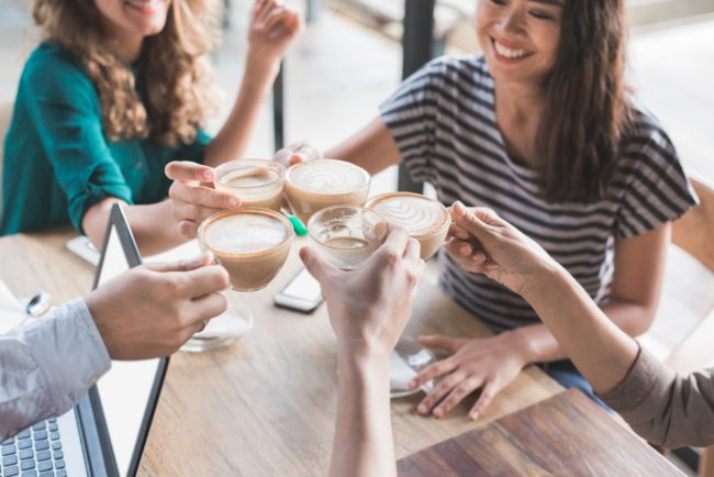 لزيادة الإنتاجية وتقوية العلاقات الاجتماعية.. “فيكا” عادة سويدية بدأت في القرن 18 وانتقلت من المنازل إلى فضاءات العمل 