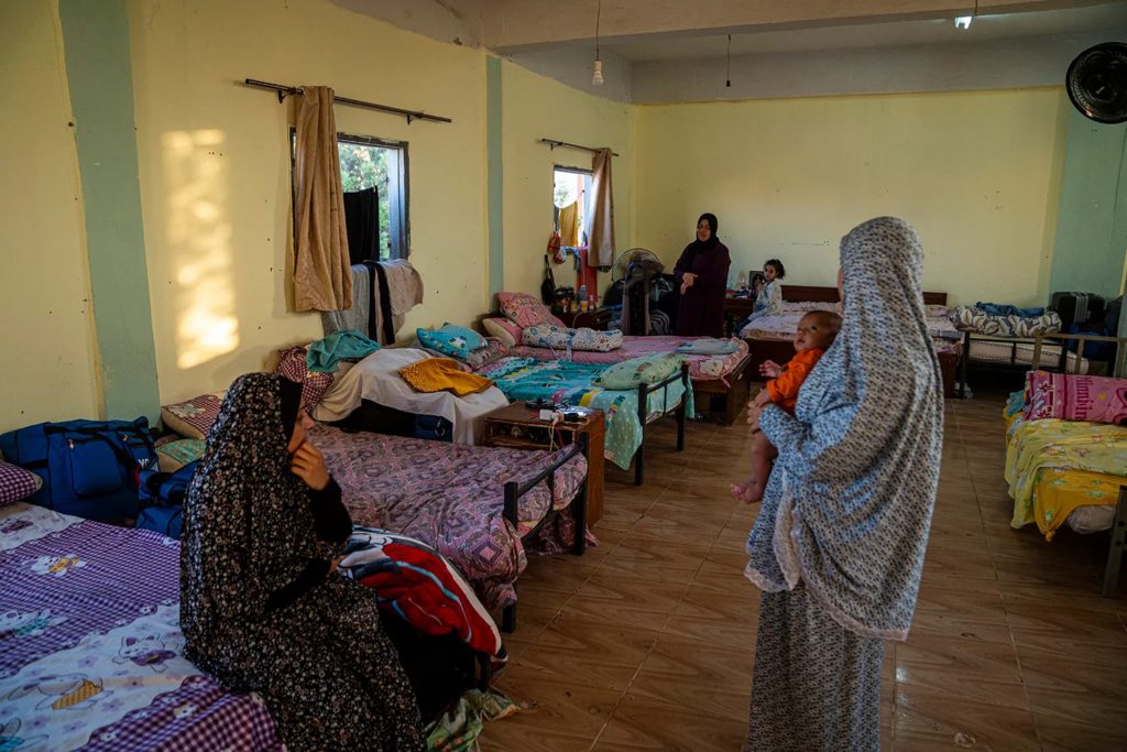 فلسطينيون يجلسون في غرفة الإنعاش بعد تلقي العلاج في مستشفى بئر العبد في شمال سيناء، مصر، في 27 يونيو/حزيران 2024/ Getty