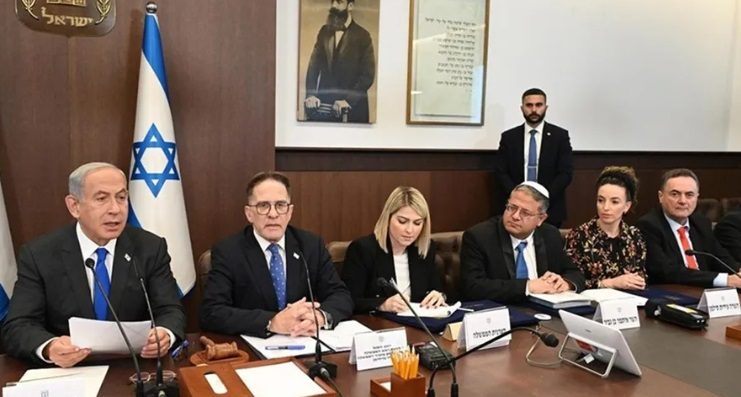 خشية ضرب شبكة الاتصالات.. الاحتلال يوزع هواتف تعمل عبر الأقمار الاصطناعية على مسؤولين إسرائيليين