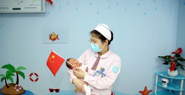 لماذا باتت الصين تشجع على الزواج وإنجاب المزيد من الأطفال؟