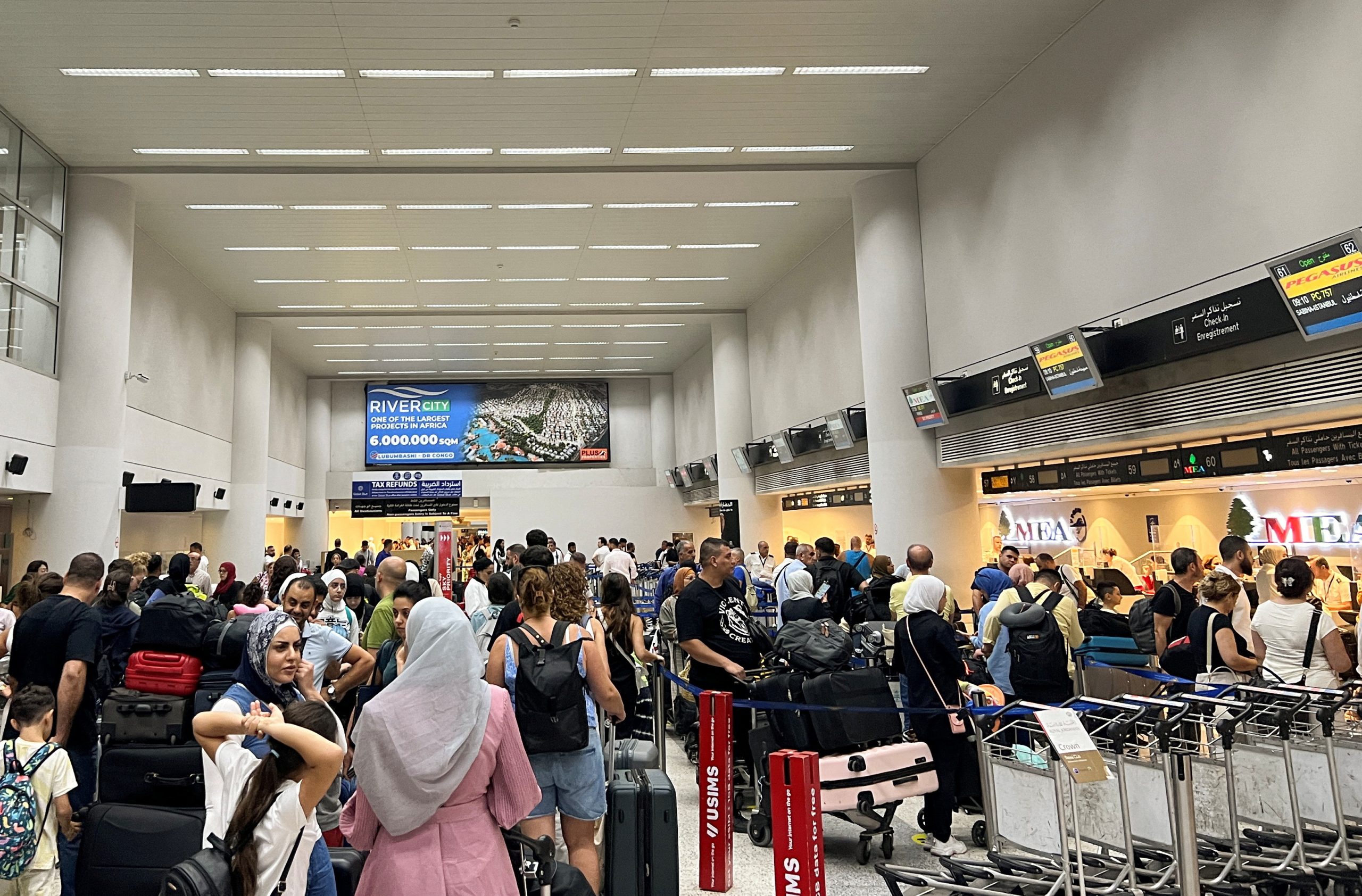 أجواء حرب في لبنان.. بيروت تتلقى 32 طن من المساعدات الطبية، والمطار مزدحم بالمسافرين المغادرين