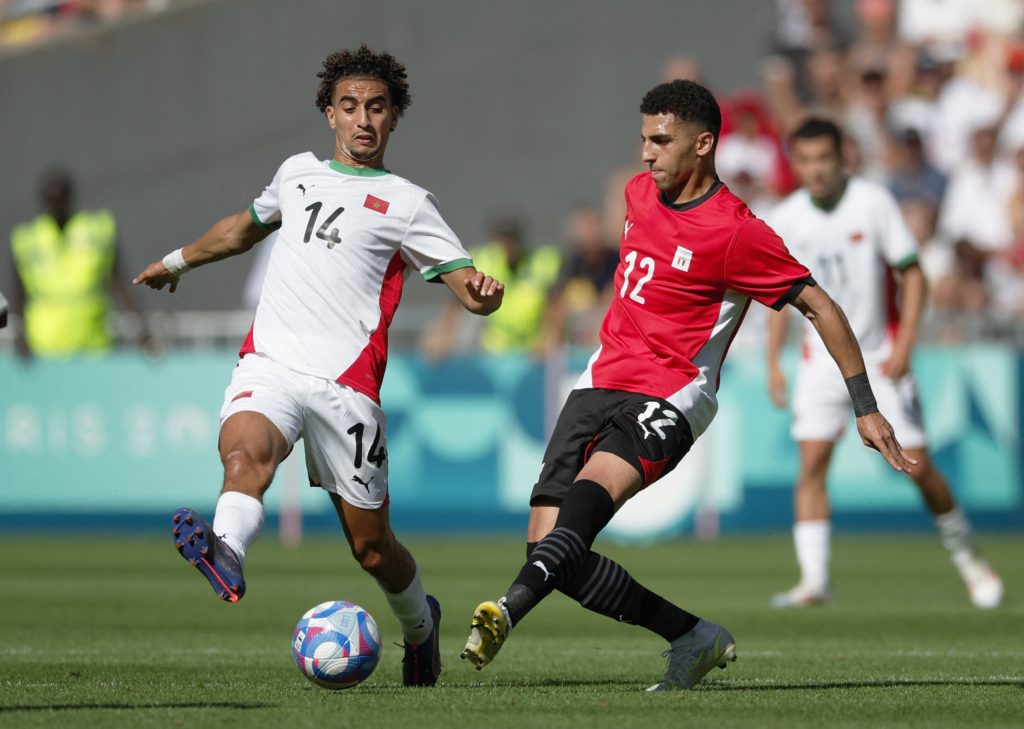 كرة القدم في الألعاب الأولمبية محكومة بقواعد مختلفة عن بقية الرياضات / رويترز