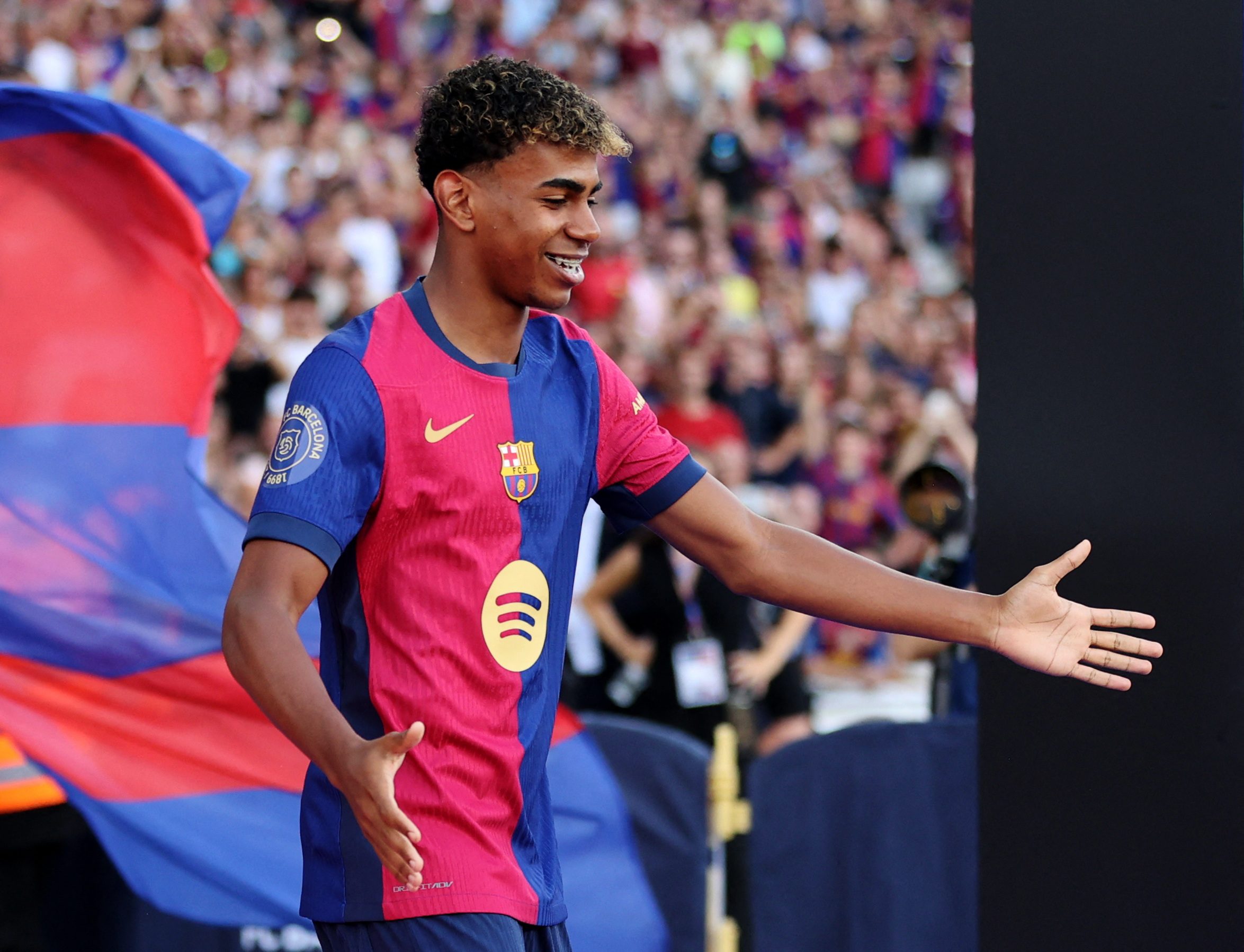 مقارنة بين يامال وميسي ورونالدو / رويترز