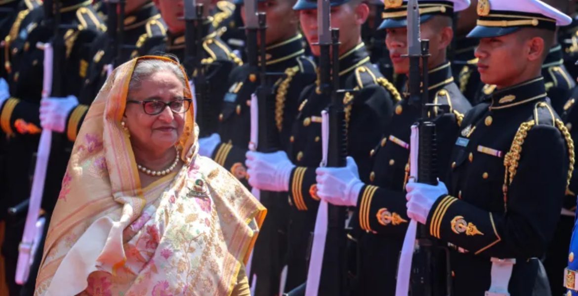 الشيخة حسينة واجد قائدة حزب رابطة عوامي ببنغلاديش/رويترز