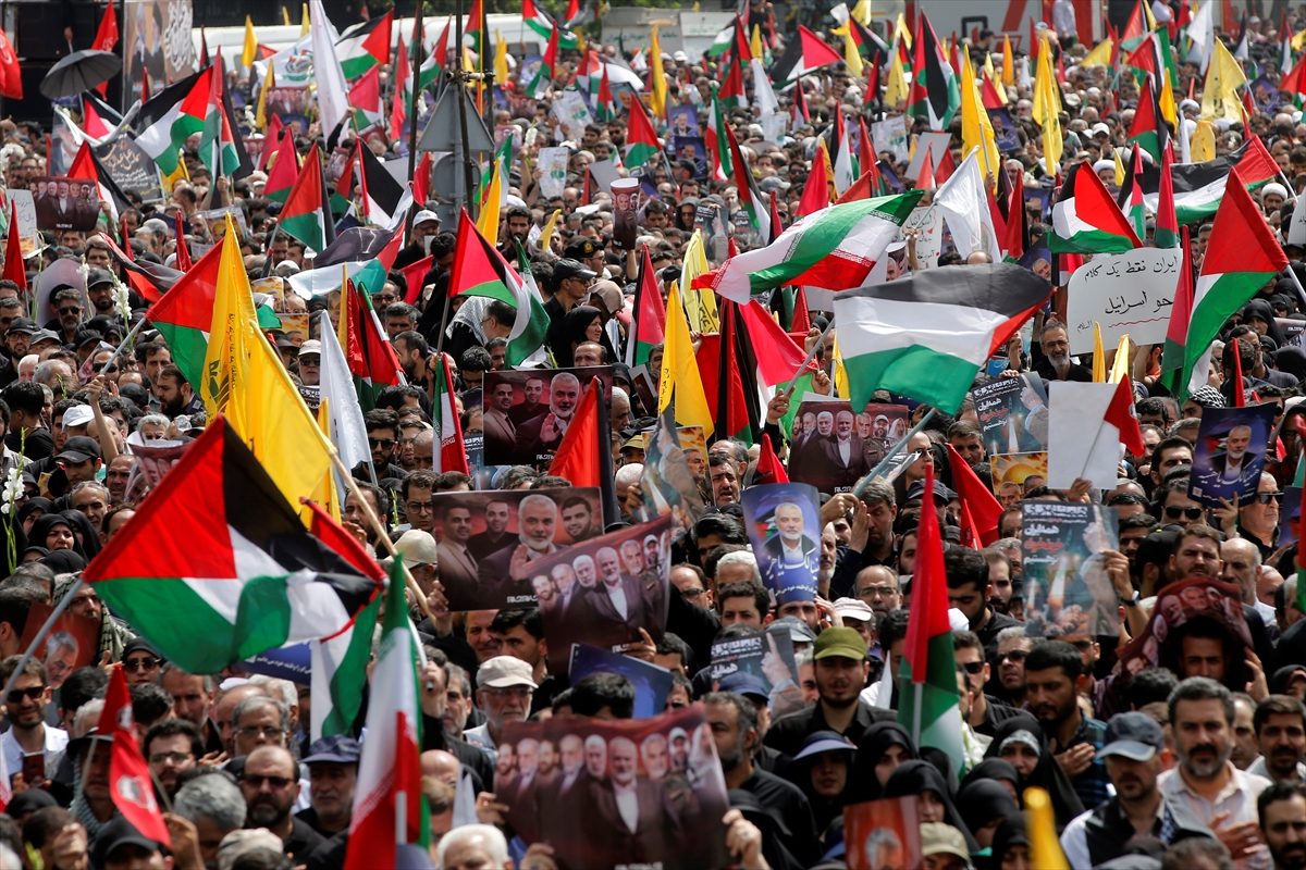 انطلاق مراسم تشييع جثمان إسماعيل هنية في طهران بحضور شعبي ورسمي.. وخامنئي يؤم صلاة الجنازة