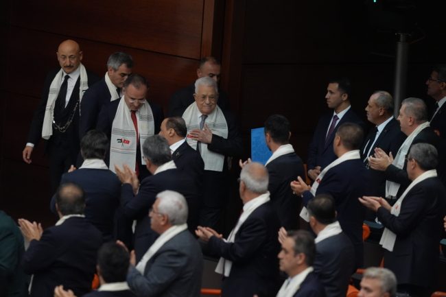 صور هنية والسنوار “تزين” مقاعد البرلمان التركي خلال خطاب عباس.. فيديو لتصفيق الحضور للرئيس الفلسطيني 