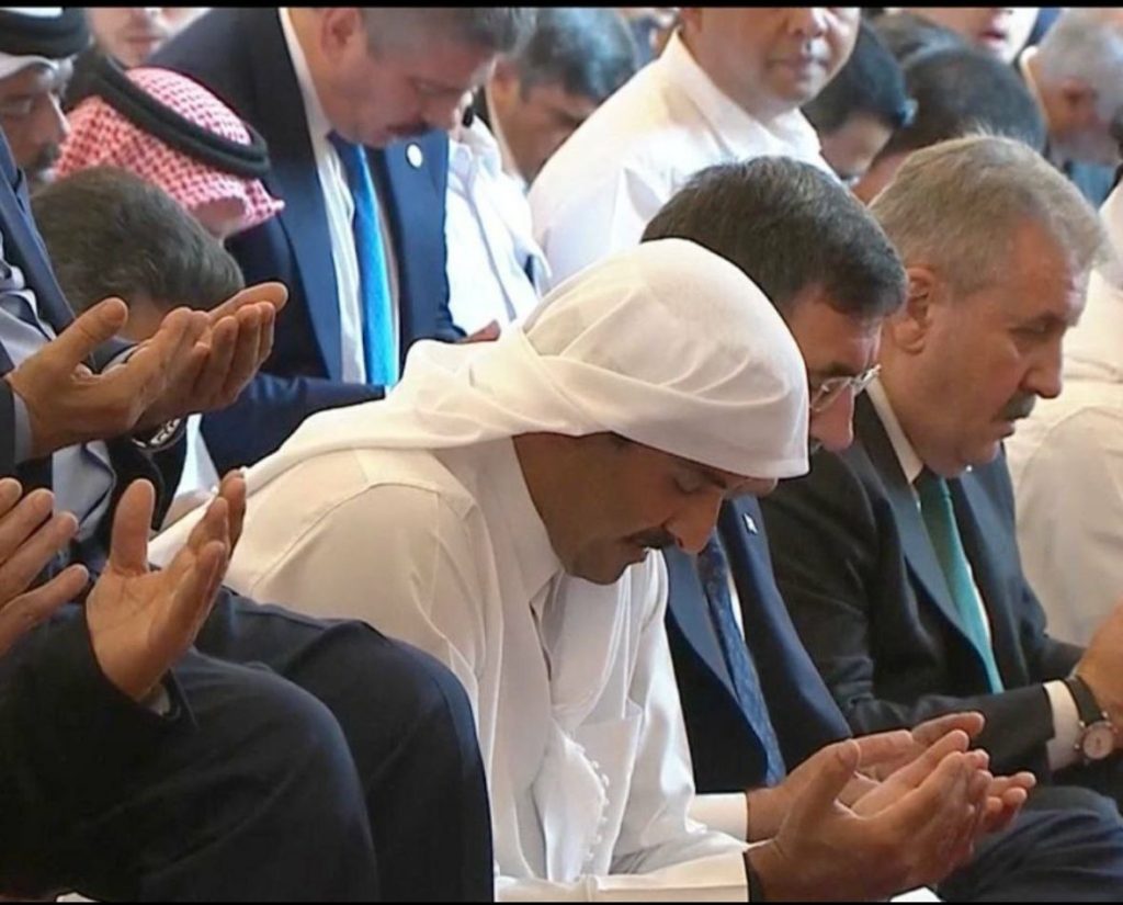 لماذا خلع أمير قطر العقال في جنازة إسماعيل هنية؟