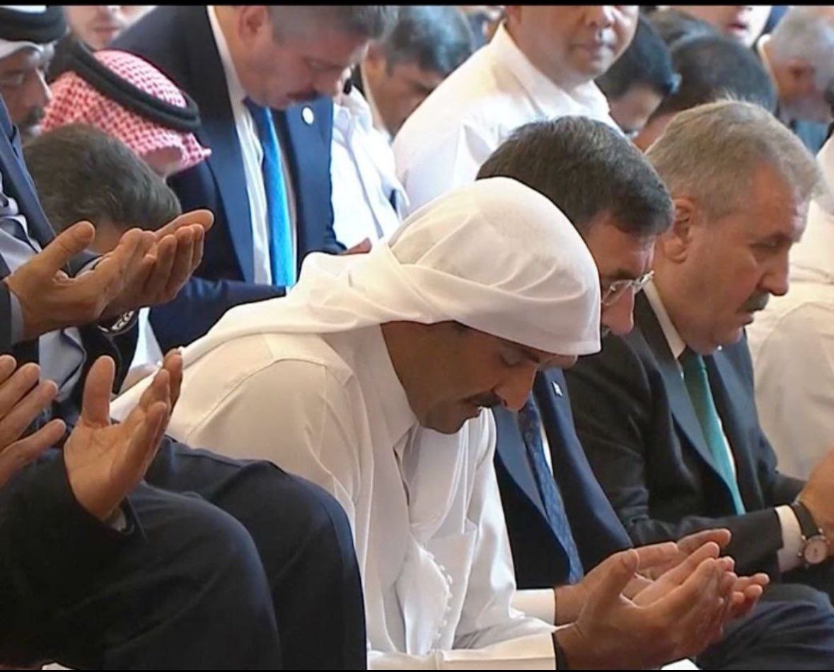 لماذا خلع أمير قطر العقال في جنازة إسماعيل هنية؟