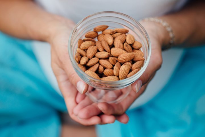 اللوز يساعد على النوم الجيد |istock