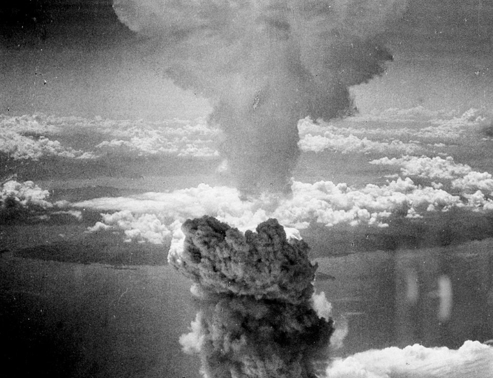 إنتشار الدخّان الناتج عن القنبلة الذريّة الأولى عام 1945- المصدر موسوعة ويكيبيديا 