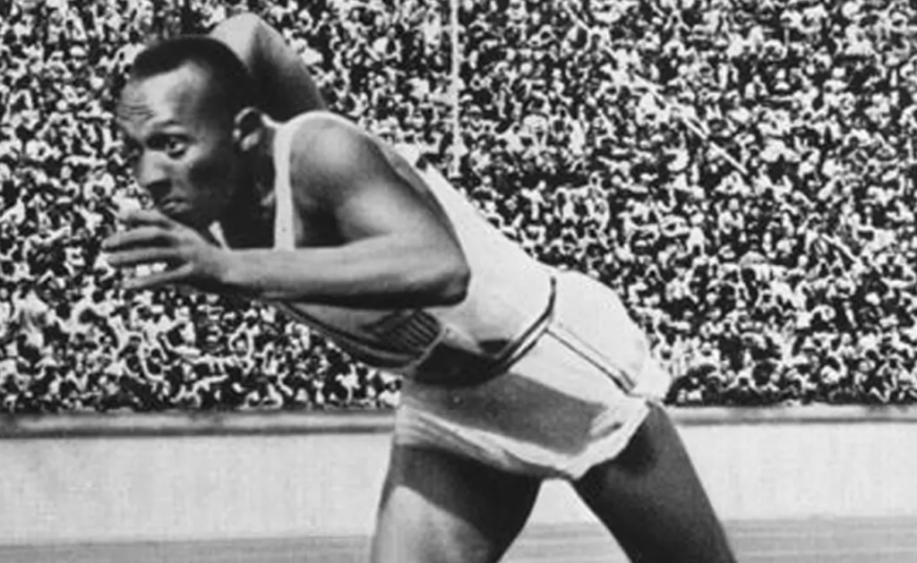 البطل الأولمبي جيسي أوينز من أصول إفريقية