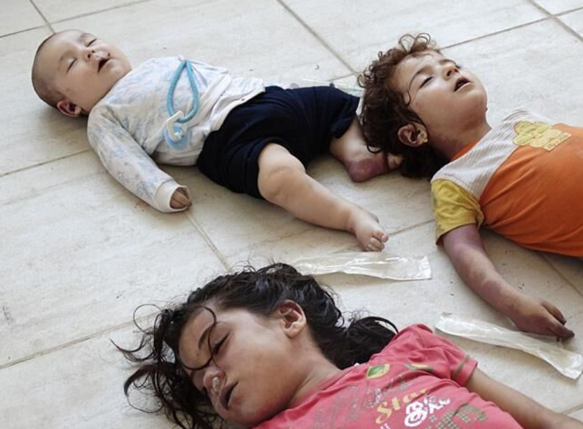 أطفال سوريين من ضحايا مجزرة الغوطة عام 2013