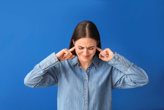قد تؤدي بك إلى الاكتئاب والعزلة الإجتماعية.. ما هي حساسية الصوت وكيف يمكن علاجها؟