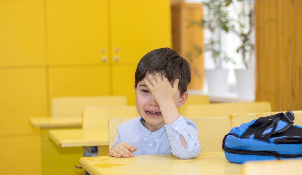 طفل يعاني من رهاب المدارس| shutterstock