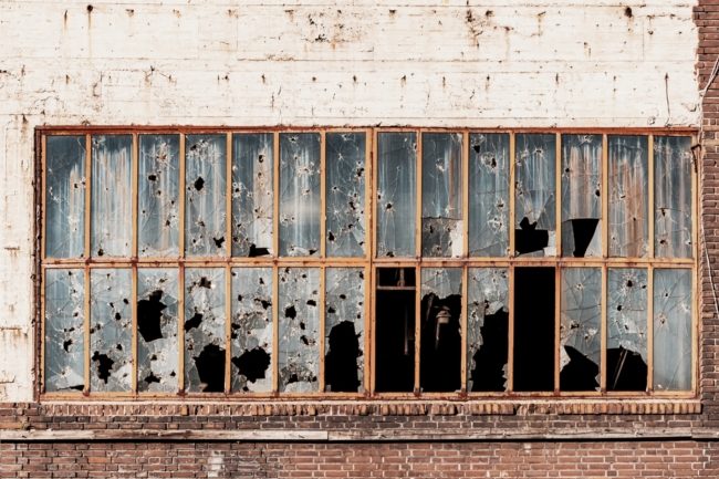 عندما تتحول المشاكل الصغيرة إلى كوارث.. مفهوم نظرية النوافذ المحطمة للحد من الجرائم وإصلاح المجتمعات