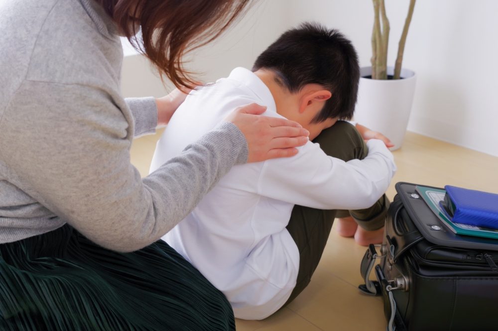 أم تحاول إقناع طفلها بالذهاب للمدرسة| shutterstock