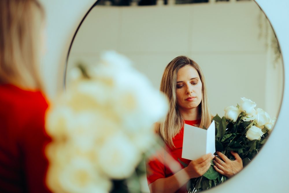 إرسال الهدايا دليل أن الشريك السابق يريد العودة إليك