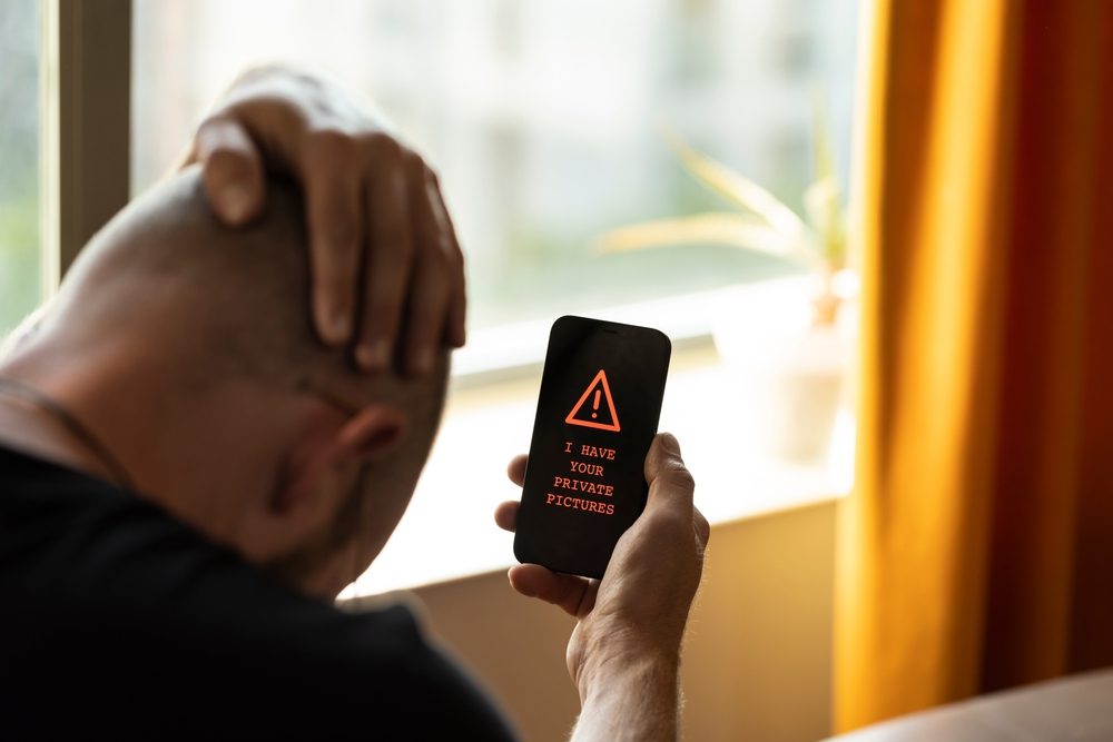 كيف تعرف أن هاتفك مراقب من خلال الكاميرا؟