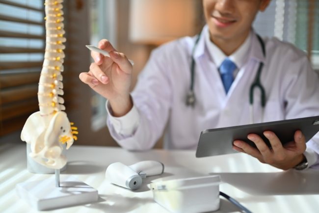 انخفاض إنتاج الهرمونات من بين أبرز الأسباب.. لماذا نصاب بهشاشة العظام وكيف يمكن الوقاية منها؟