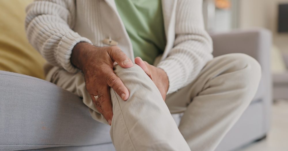 شخص يعاني من آلام العظام بسبب التقدم في السن| shutterstock