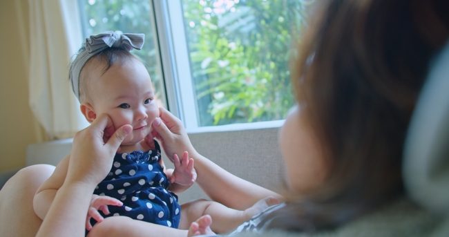 تشعر برغبة في قرص وجنتي طفل صغير للتعبير عن حبك له؟ تعرف على العدوانية اللطيفة وهذه أسبابها