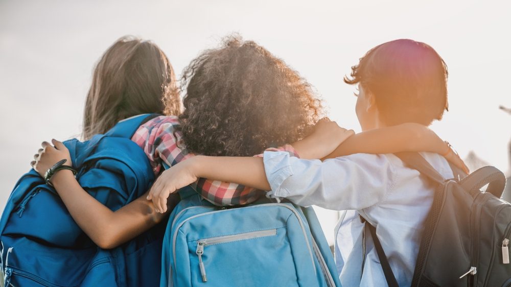 التواصل مع الأصقاء قبل العودة إلى المدرسة| shutterstock